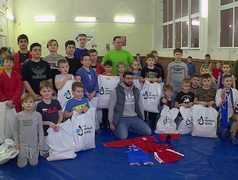 Юные борцы из Кондрова получили новенькие комплекты форм