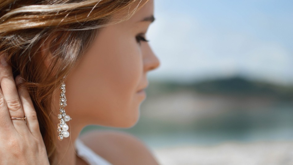 earrings-2593350_1920.jpg