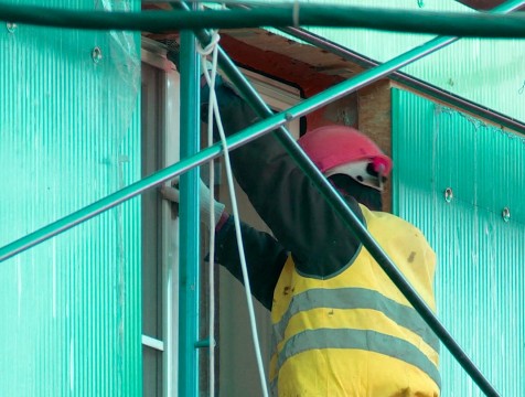 Мужчина, сорвавшийся с многоэтажки в Калуге, был нанят на работу незаконно