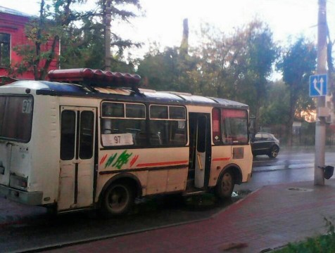 Пожилая пассажирка выпала из автобуса в Калуге