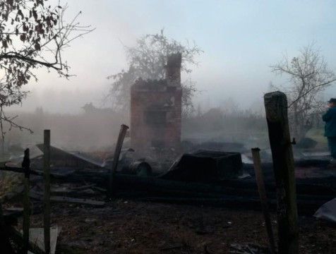 Пенсионер погиб в пожаре в сгоревшем доме