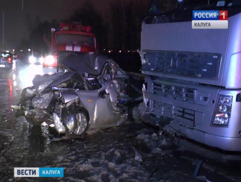 Пьяный водитель фуры протаранил 4 автомобиля, 2 человека госпитализированы