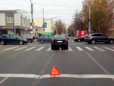 Легковушка проехала перекресток задним ходом и сбила пешехода