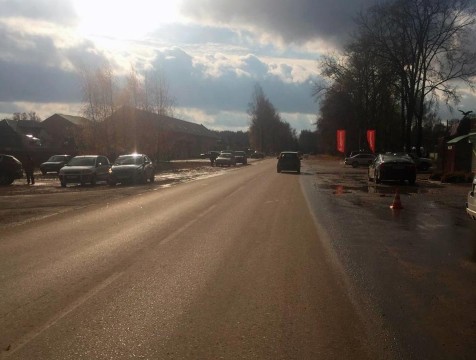 Женщина погибла под колесами автомобиля на парковке магазина