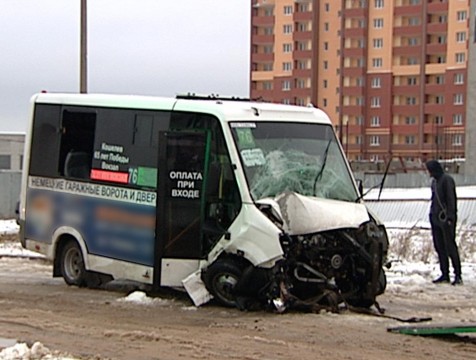 На Правобережье маршрутка с пассажирами врезалась в столб, 6 человек пострадали
