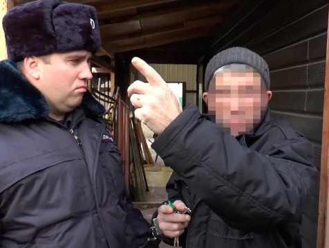Хозяин дома выстрелил в гостя и добил его ножом