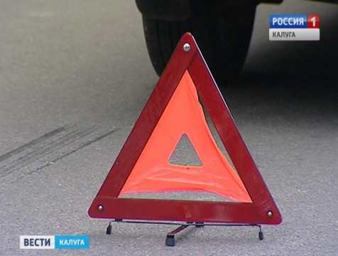 Иномарка влетела под грузовик в Перемышльском районе
