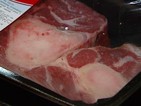 В магазинах Мосальского района продавали просроченную мясную продукцию