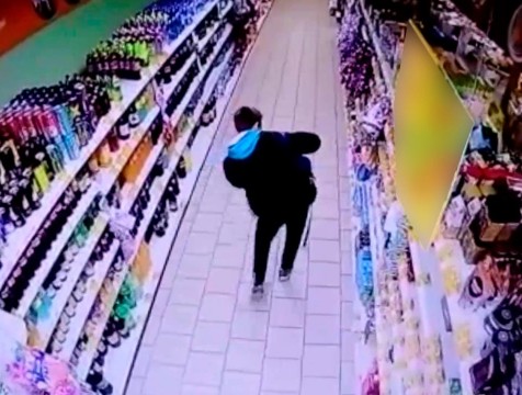 Молодой человек вынес из магазина 17 бутылок спиртного