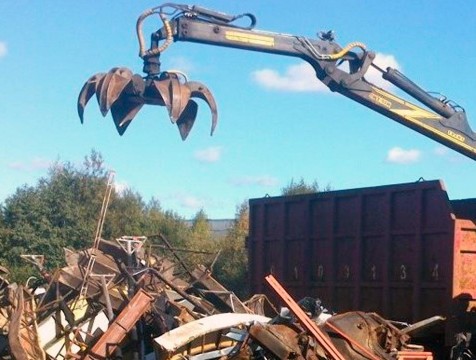 Житель Юхнова распилил чужой бункер и сдал его на металл