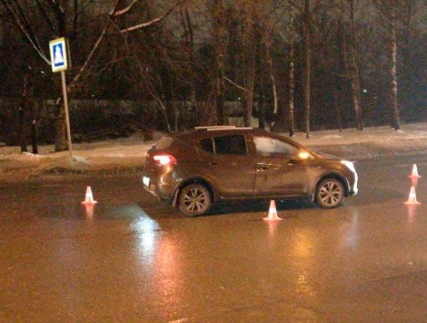 На пешеходном переходе женщина попала под колеса иномарки