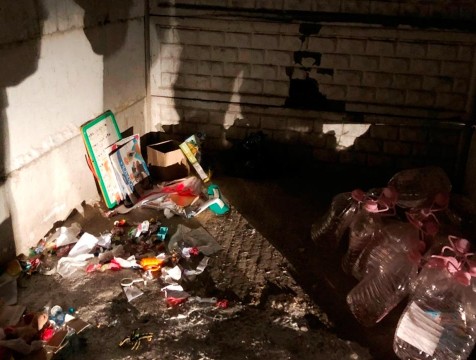 Девочку оставили у мусорных баков через три часа после рождения