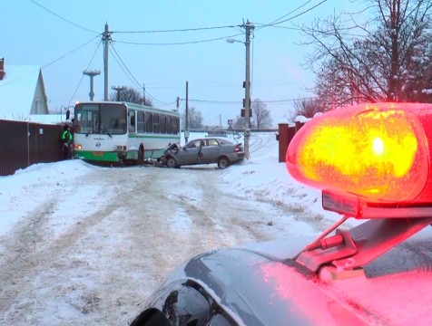 Рейсовый автобус попал в лобовую аварию под Малоярославцем, пострадали трое