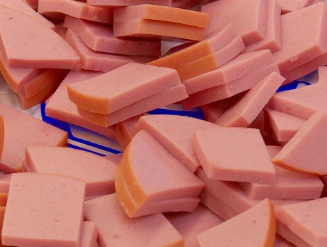 Колбаса для новогоднего оливье стала чуть дешевле