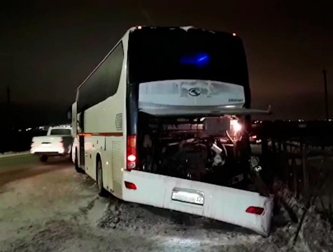 Пассажирский автобус попал в ДТП на скользкой дороге