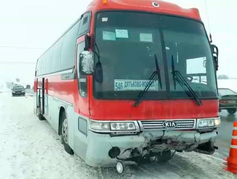 Иномарка лоб в лоб столкнулась с пассажирским автобусом
