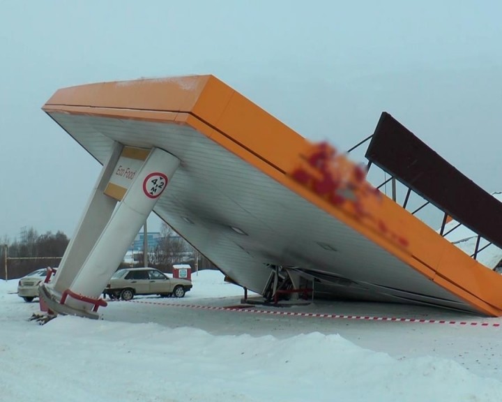 Рухнула-крыша-на-АЗС1-0128.jpg