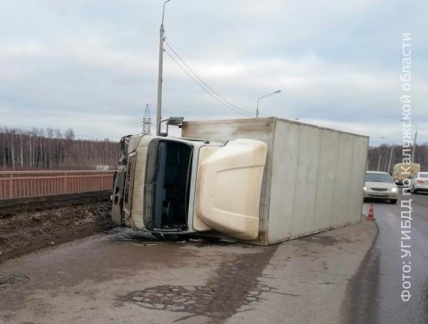 Грузовик врезался в дорожное ограждение моста и перевернулся
