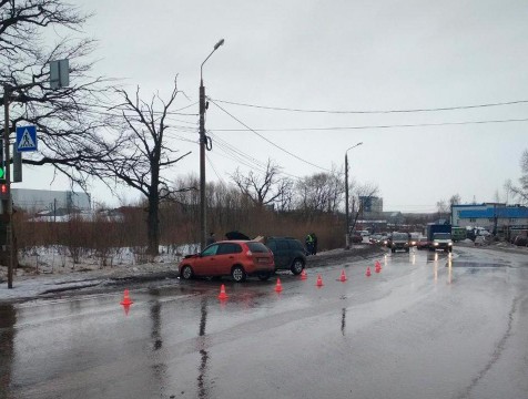 На Зерновой на встречной полосе столкнулись два авто