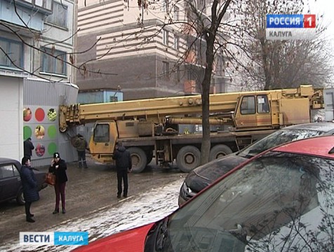 В Калуге автокран протаранил магазин