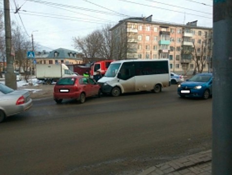 Пассажирская «Газель» попала в аварию на улице Глаголева