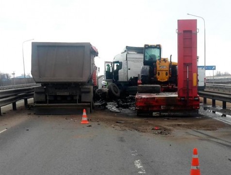 Два грузовика столкнулись в Калужской области