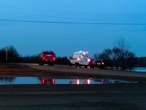 Двое детей провалились под лед на плотине озера Ломпадь