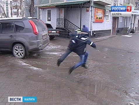 Константин Горобцов призвал дорожников убирать воду с тротуаров вручную