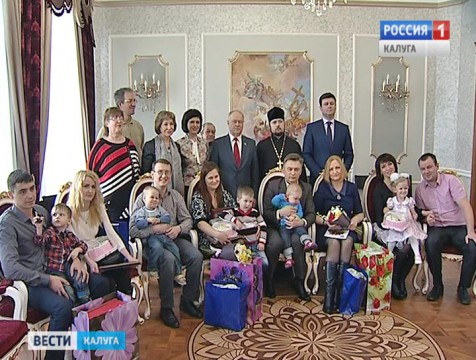 В калужском ЗАГСе поздравили детей, родившихся 8 марта