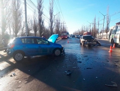 Утро понедельника в Калуге началось с двух аварий, есть пострадавшие
