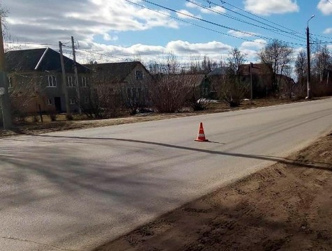 Вилочный погрузчик опрокинулся на Малинниках