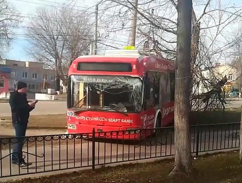 Троллейбус в «час пик» сошел с маршрута на тротуар