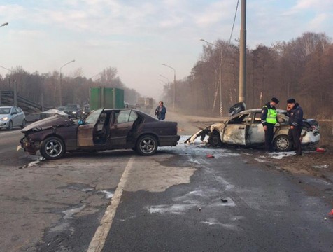 Такси сгорело после лобового столкновения