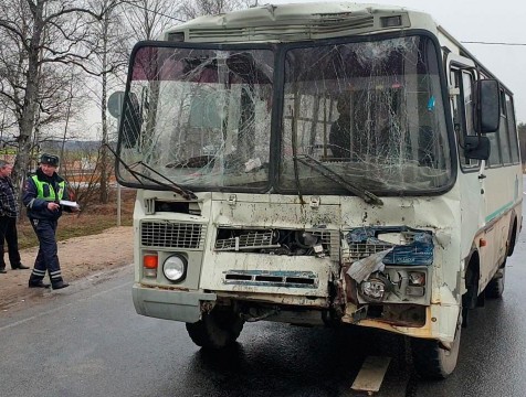 Автобус протаранил грузовик в Малоярославецком районе