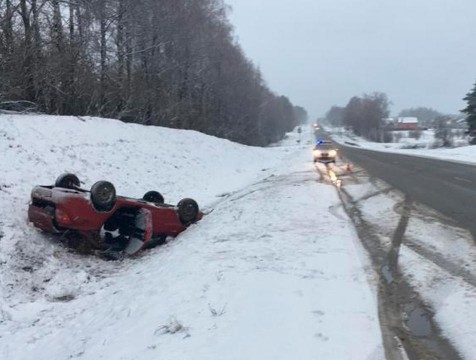В Малоярославецком районе из-за снегопада опрокинулась Лада Гранта