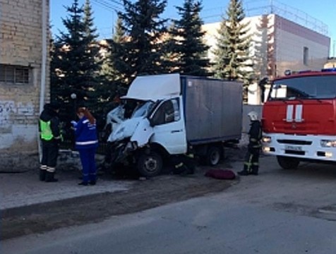 «Газель» врезалась в забор на улице Николо-Козинской
