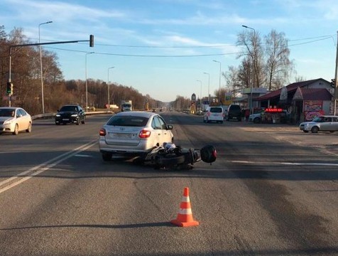 Мотоциклист резко затормозил и попал под колеса «Лады»