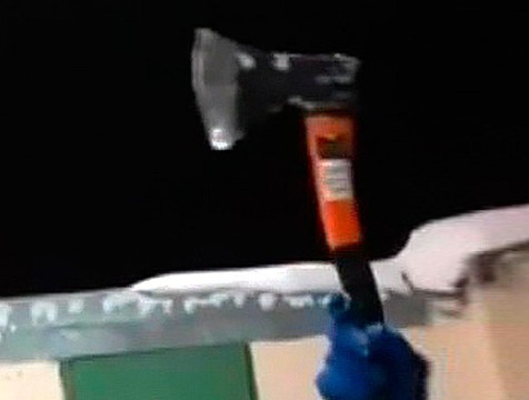 Бывший осужденный схватился за топор при виде полицейского