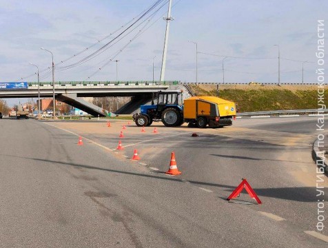 Мотоциклист погиб, врезавшись в уборочную технику