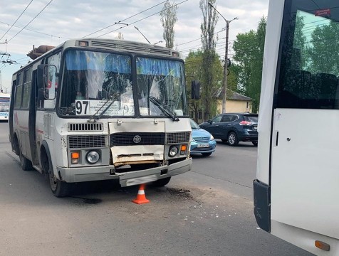 Две маршрутки столкнулись в Калуге в районе Середы