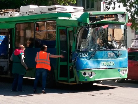 В центре Калуги троллейбус попал в ДТП