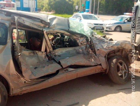 Легковушку смяло грузовиком на Силикатном