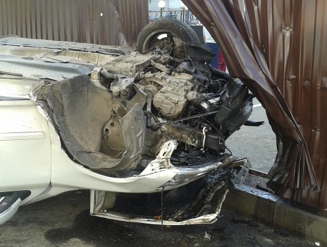 Иномарка врезалась в припаркованные авто и перевернулась