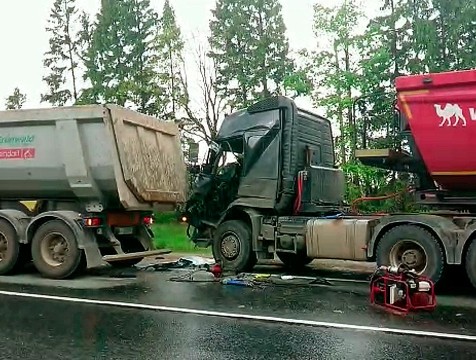 Два тягача столкнулись в Жуковском районе