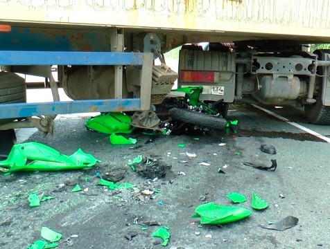 Мотоциклист погиб под колесами фуры в Жуковском районе
