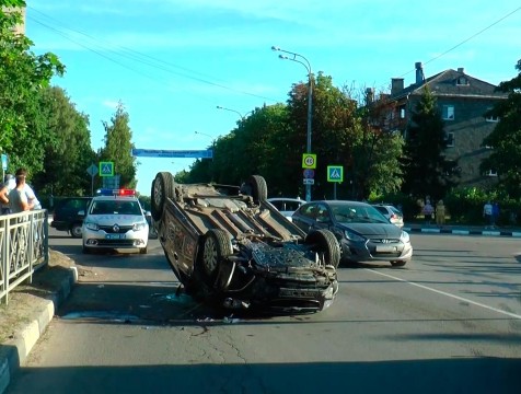 Легковая машина с четырьмя пассажирами опрокинулась в ДТП