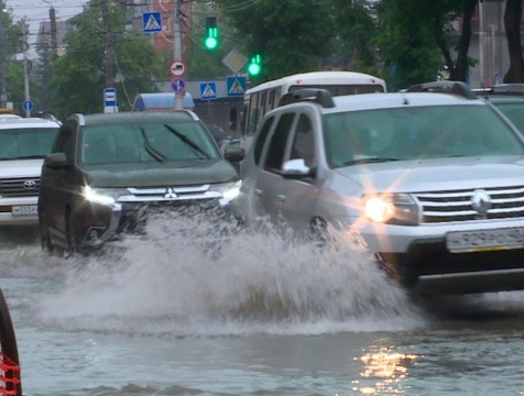 Мощный ливень остановил транспорт в центре Калуги