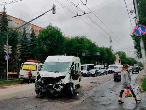 Ритуальный и пассажирский автобусы столкнулись в центре Калуги