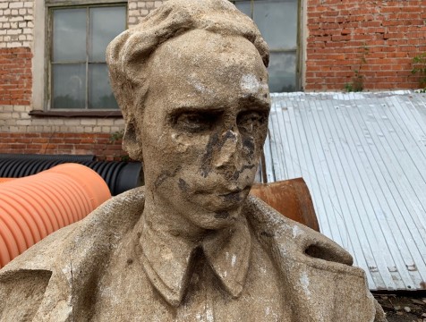 Калужан просят опознать героя, бюст которого нашли под землей