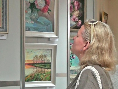 Лето, солнце и цветы стали героями выставки художницы Марины Чернышевой